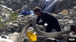 汲取河泥的粗管（美国之音国符拍摄）