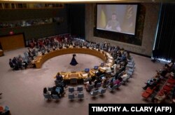 볼로디미르 젤렌스키(화면) 우크라이나 대통령이 24일 미국 뉴욕 유엔본부에서 열린 안전보장이사회 회의에서 화상 연설하고 있다.