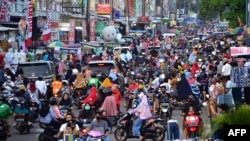 Hundreds of Indonesian Muslims crowd a shopping area to purchase new clothes, a custom ahead of Eid al-Fitr which marks the end of the Muslim holy month of Ramadan in Bekasi, West Java, on May 22, 2020,