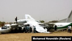 Pesawat penumpang Antonov duduk di landasan setelah jatuh ketika dibatalkan lepas landas di ibu kota Sudan, Khartoum, 2 Juni 2005. Lima orang tewas, kata seorang pejabat penerbangan sipil Sudan. (Foto: REUTERS/Mohamed Noureldin)