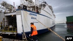 Kapal Akdeniz RoRo, bagian dari Koalisi "Freedom Flotilla" atau Armada Kebebasan, menunggu untuk berangkat dari pelabuhan Tuzla, dekat Istanbul pada 19 April 2024.