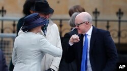 美国驻英国大使伍迪·约翰逊在威斯敏斯特大教堂参加年度英联邦纪念日时用肘部跟与会者打招呼。（2020年3月9日）
