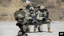 Tentara AS dan Korea Selatan tengah mendemonstrasikan posisi mereka sebagai bagian dari latihan militer bersama "Foal Eagle" di Rodriquez Multi-Purpose Range Complex, Pocheon, utara kota Seoul, Korea Selatan, 25 Maret 2015 (Foto: dok).