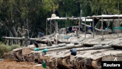 ทหารอิสราเอลพักที่รถถัง บริเวณชายแดนกาซ่าในฝั่งอิสราเอล ระหว่างที่ข้อตกลงหยุดยิงระหว่างอิสราเอลและฮามาสมีผลบังคับใช้ 9 ก.พ. 2025 (REUTERS/Amir Cohen)