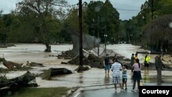 FILE - Kerusakan yang ditimbulkan badai Helene di Swannanoa, North Carolina. (Courtesy: Tara Boestan)