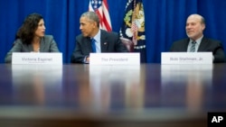 President Barack Obama talks with Victoria Espinel, CEO The Software Alliance, left, as Bob Stallman Jr. President American Farm Bureau