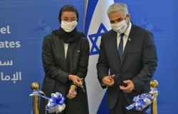 Menteri Kebudayaan dan Pengembangan Pengetahuan UEA Noura al-Kaabi (kiri) dan Menlu Israel Yair Lapid di Abu Dhabi, UAE, 29 Juni 2021. (AFP)
