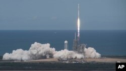 Foto dari NASA, menunjukkan roket SpaceX Falcon 9, dengan pesawat antariksa Dragon, meluncur dai landasan 39A di Kennedy Space Center, Cape Canaveral, Florida, 3 Juni 2017.