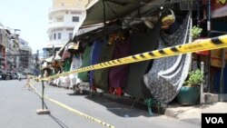 រូប​ឯកសារ៖ បុរសម្នាក់កំពុងដើរកាត់ខាងមុខផ្សារចាស់ ដែលត្រូវបិទដំណើរការលក់ដូរ ក្នុងអំឡុងពេលបិទខ្ទប់នៅរាជធានីភ្នំពេញ និងក្រុងតាខ្មៅ កាល​ពី​​ថ្ងៃទី២៦ ខែមេសា ឆ្នាំ២០២១។ (កាន់ វិច្ឆិកា/វីអូអេ)