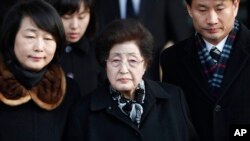 Lee Hee-ho (tengah), janda mendiang Presiden Korea Selatan Kim Dae-jung, tiba dari Korea Utara di desa Paju, daerah demiliterisasi Korea Selatan, 2011.