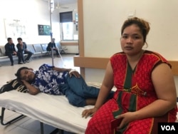 អ្នកស្រី ញ៉រ ស្រីអូន អាយុ​៣២ឆ្នាំ និង​លោក ញ៉រ ចាន់ណេត ប្អូនប្រុស​របស់​អ្នកស្រី ជា​កម្មករ​ធ្វើការ​នៅ​ការដ្ឋាន​សំណង់ ដែល​បាន​បាក់​កាលពី​ថ្ងៃទី២២ ខែមិថុនា ឆ្នាំ២០១៩។ អ្នកស្រី មិន​បាន​រងគ្រោះថ្នាក់​នោះ​ទេ ដោយសារ​អ្នកស្រី​មិន​ស្នាក់នៅ​កន្លែង​កើតហេតុ។ (ស៊ុន ណារិន/VOA Khmer)