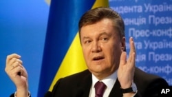 Arhiva - Viktor Janukovič, tadašnji predsednik Ukraine, govori tokom konferencije za štampu u Kijevu, 1. marta 2013.