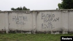 Des graffitis sur le mur d'une rue de Bama, dans l'État de Borno au Nigeria décrivent Boko Haram comme d'un "diable", le 31 août 2016.
