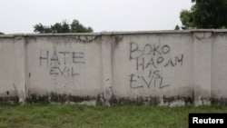 Des graffitis sur le mur d'une rue de Bama, dans l'État de Borno au Nigeria décrivent Boko Haram comme d'un "diable", le 31 août 2016.