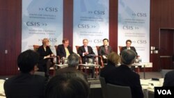 지난 2월 미국 워싱턴에서 유엔 북한인권 조사위원회 최종 보고서 발표 1주년을 기념하는 대규모 토론회가 열렸다. 이 날 토론회에는 소냐 비세르코 전 유엔 북한인권 조사위원, 로버트 킹 미 북한인권 특사, 마이클 커비 전 조사위원장, 이정훈 한국 북한인권 대사, 빅터 차 전략국제문제연구소 한국 석좌(왼쪽부터)가 참석했다.