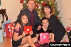 លោក Thomas Danny Murray និង​ភរិយា និងកូនៗរបស់លោក។ (រូបថតផ្តល់ឲ្យដោយលោក Thomas Danny Murray)