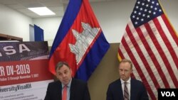 លោក William Heidt ឯកអគ្គរដ្ឋទូត​អាមេរិក​ប្រចាំកម្ពុជា (ឆ្វេង) និង​លោក Jason Inslee អនុប្រធាន​កុងស៊ុល​ផ្នែក​ទិដ្ឋាការ​អន្តោ​ប្រវេសន៍​សហរដ្ឋ​អាមេរិក (ស្តាំ) ថ្លែង​ក្នុង​សន្និសីទ​សារព័ត៌មាន​ស្តីពី​ការដាក់ឆ្នោត​ផ្សងសំណាង​ទៅ​រស់នៅ​សហរដ្ឋ​អាមេរិក នៅ​រសៀល ថ្ងៃទី​៤ ខែ​តុលា ឆ្នាំ២០១៧។(កាន់ វិច្ឆិកា/VOA)