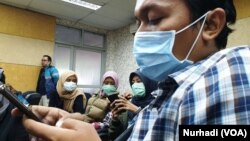 Sejumlah jurnalis mengenakan masker di lingkungan RSUP Dr Sardjito Yogyakarta. (Foto:VOA/ Nurhadi)