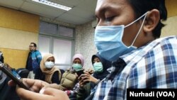 Sejumlah jurnalis mengenakan masker di lingkungan RSUP Dr Sardjito Yogyakarta, meski dipastikan tidak ada kasus virus corona. (Foto:VOA/ Nurhadi)