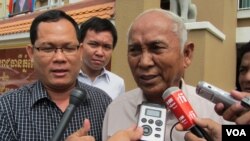 លោក​ជុំ ម៉ី ​​អតីត​អ្នកទោស​គុក​ទួលស្លែង​​នៅ​សាលា​ដំបូង​រាជធានី​ភ្នំពេញ។ (វីអូអេ)