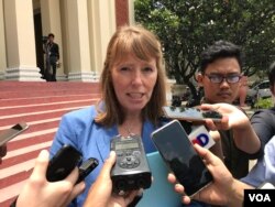 រូបឯកសារ៖ លោកស្រី រ៉ូណា ស្មីត អ្នកជំនាញ​សិទ្ធិ​មនុស្ស​អង្គការ​សហ​ប្រជាជាតិ​និយាយ​ជាមួយ​អ្នកកាសែត​នៅ​ឯ​ក្រសួង​យុត្តិធម៌​ កាលពី​ថ្ងៃទី​២ ខែឧសភា​ ឆ្នាំ​២០១៩។ (ហ៊ុល រស្មី/VOA)