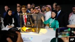 Pejabat perusahaan besar minyak Saudi, Aramco, saat merayakan penawaran saham perdana (foto: dok). 