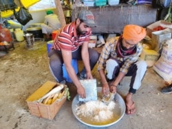 Manveer Singh, a postgraduate, helps prepare a community meal for protesters in India. (A. Pasricha/VOA)