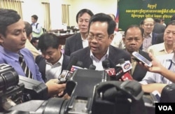 រដ្ឋមន្ត្រីក្រសួងការ​ងារ​លោក​ អ៊ិត​ សំហេង​ ថ្លែង​ទៅកាន់​អ្នក​សារព័ត៌មាន​ បន្ទាប់ពីការកំណត់​ប្រាក់​ឈ្នួល​អប្បបរមា​ចំនួន​ ១៧០ដុល្លារ​អាមេរិកក្នុង​ឆ្នាំ​ ២០១៨​ ដល់​កម្មករ​ក្នុងឧស្សាហកម្មកាត់​ដេរ កាលពីថ្ងៃ​ទី​ ៥ ខែតុលា​ ឆ្នាំ​ ២០១៧។ (ហ៊ុល រស្មី/VOA)