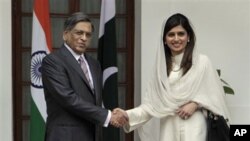 Menlu India S.M. Krishna dan Menlu Pakistan Hina Rabbani Khar sebelum pembicaraan di New Delhi, India (foto: dok). Kementerian Luar Negeri kedua negara sepakat melakukan pertukaran daftar fasilitas nuklir. 
