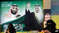 Qirol va valiahd shahzoda suratlari aks etgan banner, Jidda, Saudiya Arabistoni, 2020-yil, 5-fevral