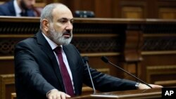 სომხეთის პრემიერ-მინისტრი ნიკოლ ფაშინიანი პარლამენტს მიმართავს. ერევანი, სომხეთი. 13 სექტემბერი, 2022 წ.