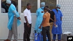 지난달 29일 기니 코나크리의 한 병원 응급실 입구. 이 병원에서는 에볼라 바이러스 감염 의심 환자들을 받고 있다.