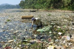 រូបឯកសារ៖ អ្នករើសអេតចាយ​ប្រមូល​សំរាម​ប្លាស្ទិក​សម្រាប់​កែឆ្នៃ នៅក្នុង​ទន្លេ Citarum នៅ​ទីក្រុង Bandung ខេត្ត Java កាលពី​ថ្ងៃទី២៦ ខែមិថុនា ឆ្នាំ២០១៩។