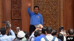 រូបឯកសារ៖ លោក​នាយករដ្ឋមន្ត្រី ហ៊ុន សែន លើកដៃ​ស្វាគមន៍ ពេល​លោក​ទៅ​ទស្សនា​ទីស្នាក់ការ​គណបក្ស​ប្រជាជន​កម្ពុជា CPP ភ្នំពេញ ថ្ងៃទី ៥ ខែមិថុនា ឆ្នាំ​២០២០។ 