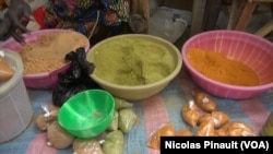 Des épices vendues au marché central de Diffa, le 1er mars 2016. (VOA/Nicolas Pinault)