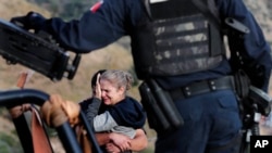 Kerabat LeBaron berduka di lokasi sembilan warga AS, yang masih anggota keluarga besar LeBaron, dibantai oleh kelompok orang bersenjata anggota kartel narkoba di Bavispe, di perbatasan Sonora-Chihuahua, Meksiko, 6 November 2019.