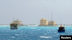 Kapal nelayan Vietnam terlihat berlayar di dekat pulau Da Tay, kepulauan Spratly (Foto: dok). Pemerintah China dan Vietnam sepakat untuk membuka jalur hotline untuk membantu menyelesaikan sengketa wilayah secara cepat.