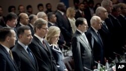 Mentri Luar Negeri AS, Hillary Clinton (empat dari kiri) berdiri di antara para anggota delegasi yang hadir dalam pertemuan "Sahabat Suriah" di Paris (6/7).