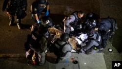 Policija i hitne službe zbrinjavaju ranjenog u Oregonu