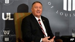 美国国务卿蓬佩奥在肯塔基州路易斯维尔大学麦康奈尔中心发表演讲并参加讨论。(2019年12月2日)