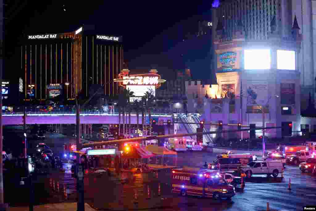 La police est arrivée à la salle de concert après la fusillade lors d&#39;un festival de musique, à Las Vegas, le 1er octobre 2017.