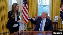 Presiden Donald Trump berbincang dengan Direktur Komunikasi Gedung Putih Hope Hicks, di Gedung Putih, Washington, 17 Januari 2018. 