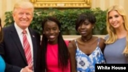 Shugaban Amurka Trump da wasu 'yan matan Chibok da suka samu kututa daga kungiyar Boko Harma dake da alaka da ISIS