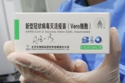 Seorang perawat memegang sekotak vaksin COVID-19 yang dibuat oleh Institut Produk Biologi Beijing, sebuah unit anak perusahaan Sinopharm, China National Biotec Group (CNBG). (Foto: Reuters)