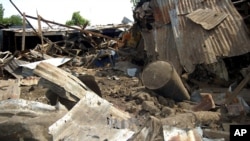 buraguzan rumfunan masu hada-hadar kasuwanci a inda bom ya tashi a garin Maiduguri 