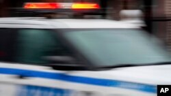 Policijska kola jure kroz Bruklin (Foto: AP/Julia Nikhinson)