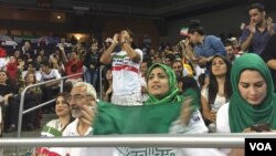 حامیان تیم ملی والیبال ایران در حال تشویق این تیم در ایالت کالیفرنیای آمریکا