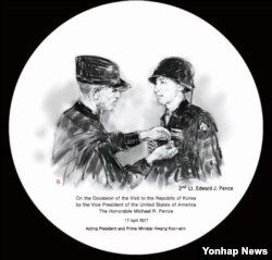 황교안 대통령 권한대행 국무총리가 17일 방한한 마이크 펜스 미국 부통령에게 선물한 고려 백자 접시. 접시에는 펜스 부통령의 선친이 한국전 당시 사투를 벌인 공로로 동성훈장을 수여받는 사진이 새겨져 있다.