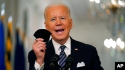 Prezident Jo Bayden tibbiy niqobini tutgan holda Amerika xalqiga murojaat qilmoqda. Oq uy, 11-mart, 2021. 