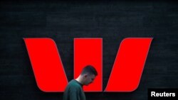 រូប​ឯកសារ៖ អ្នក​ថ្មើរ​ជើង​ម្នាក់​មើល​ទូរស័ព្ទ​របស់​លោក នៅ​ពេល​លោក​ដើរ​កាត់​ស្លាកសញ្ញា​របស់​ធនាគារ Westpac នៅ​ខាង​ក្រៅ​សាខា​មួយ​របស់​ធនាគារ​នេះ​នៅ​ក្នុង​ក្រុង​ស៊ីដនី ប្រទេស​អូស្ត្រាលី កាលពី​ថ្ងៃទី៥ ខែវិច្ឆិកា ឆ្នាំ២០១៨។